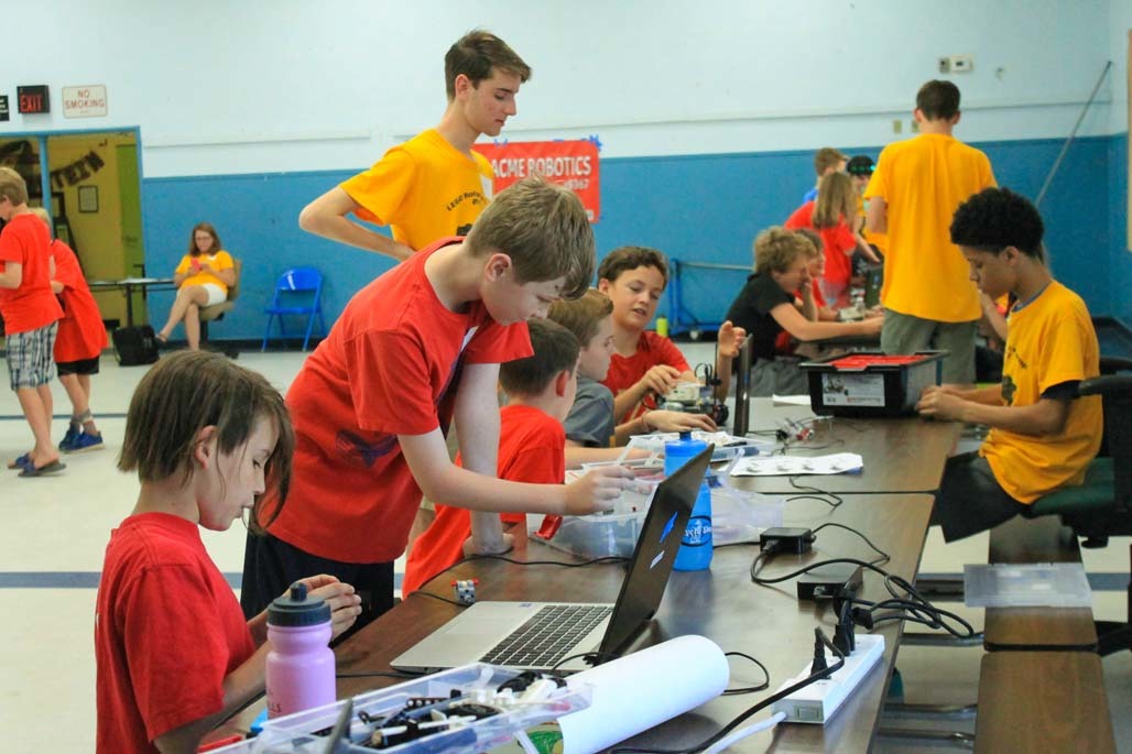 kids building robots